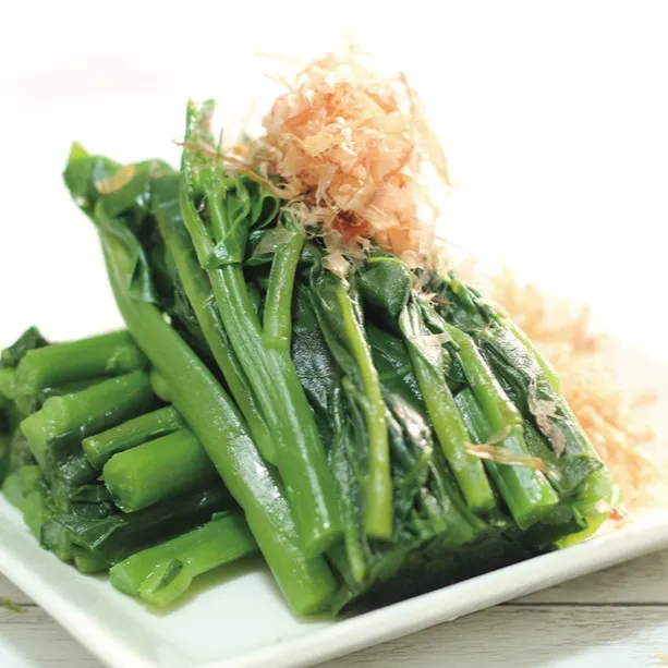 つるむらさきは、その特徴的な葉や茎の濃い緑色と、つややかな見...