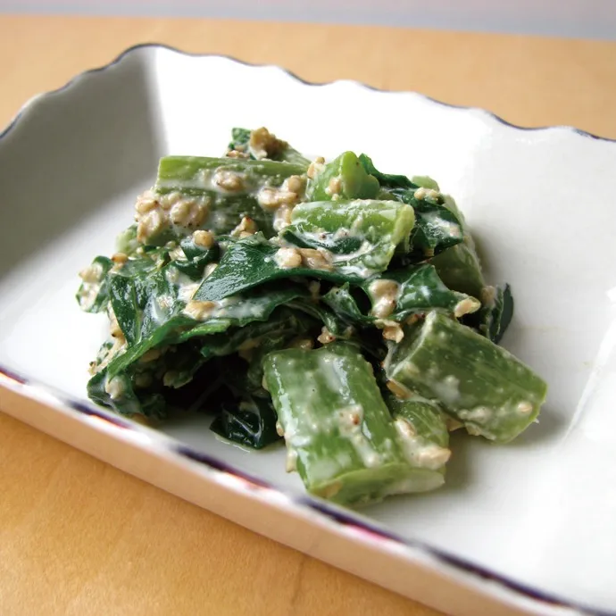 つるむらさきは、その特徴的な葉や茎の濃い緑色と、つややかな見...