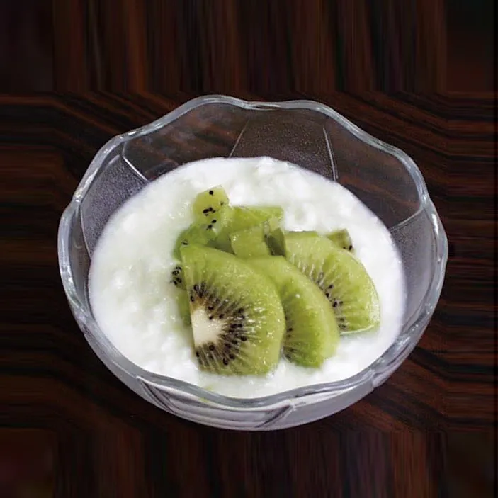 キウイフルーツは、その鮮やかなグリーンの果肉と小さな黒い種が...