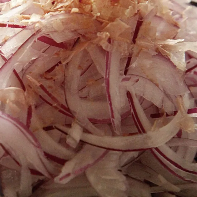 「赤たまねぎ」は、その鮮やかな紫色がまず目に飛び込んできます...